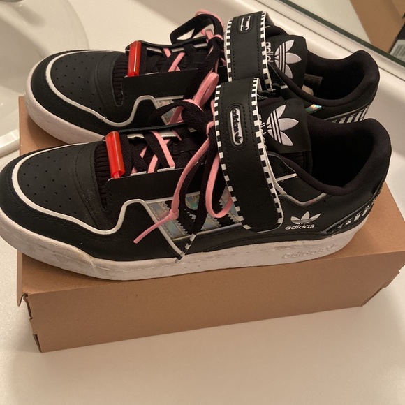 Adidas special edition Ladies size 9 1/2 - Picture 2 of 9